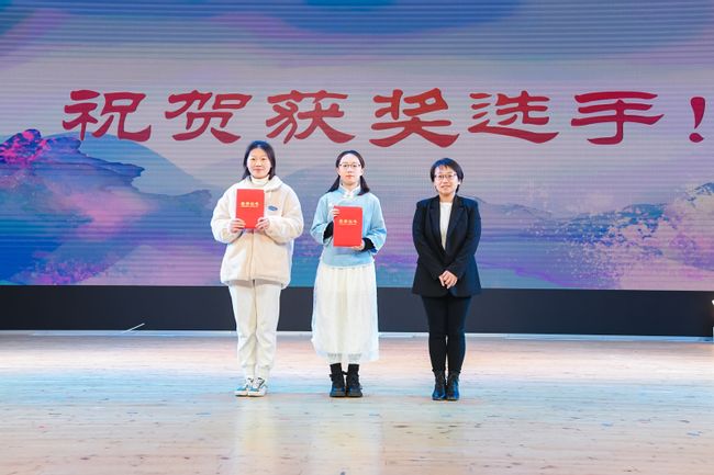 杨艳红颁奖.JPG