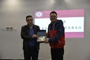 暨南大学华文学院向露出-美女户外露出
赠送院徽纪念品